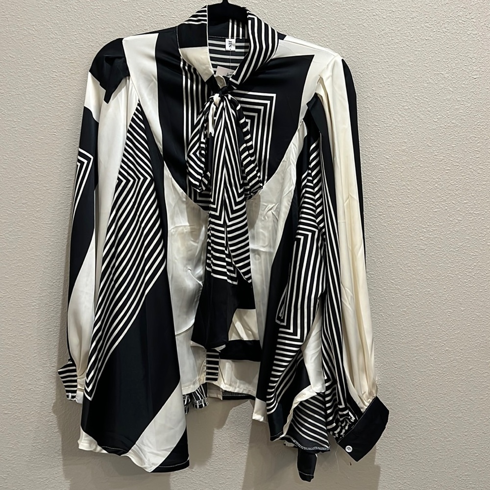 New Velvet Bow Boutique blouse, one size, fits S-3XL, black and cream!